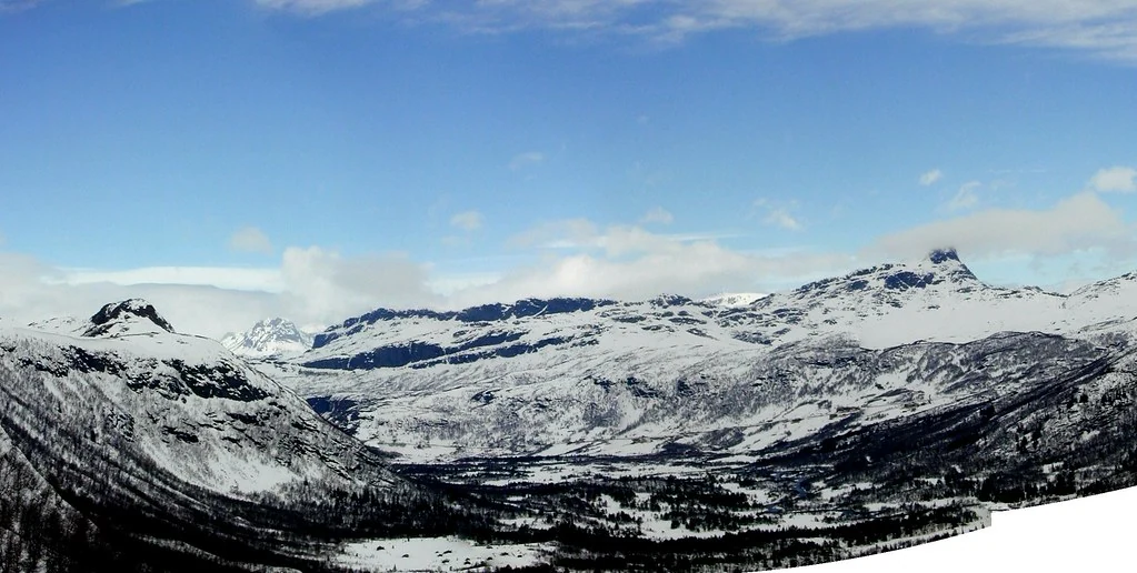 Utsikt mot Bitihorn og Jotunheimen fra Raudalen