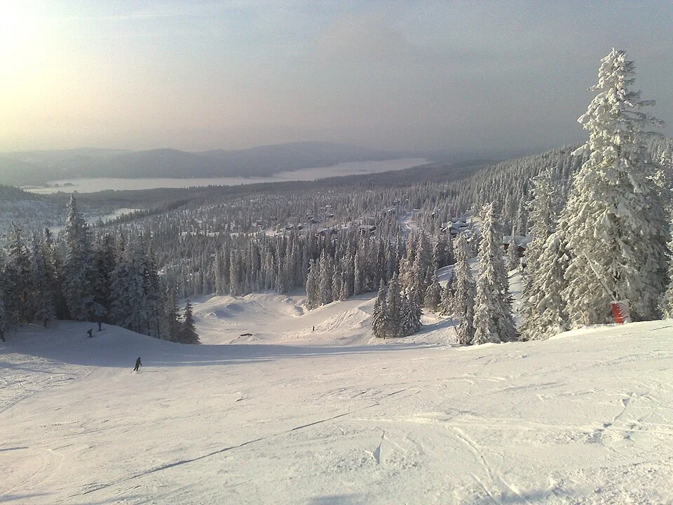 Skibakke ved Sjusjøen, med Nord-Mesna i det fjerne