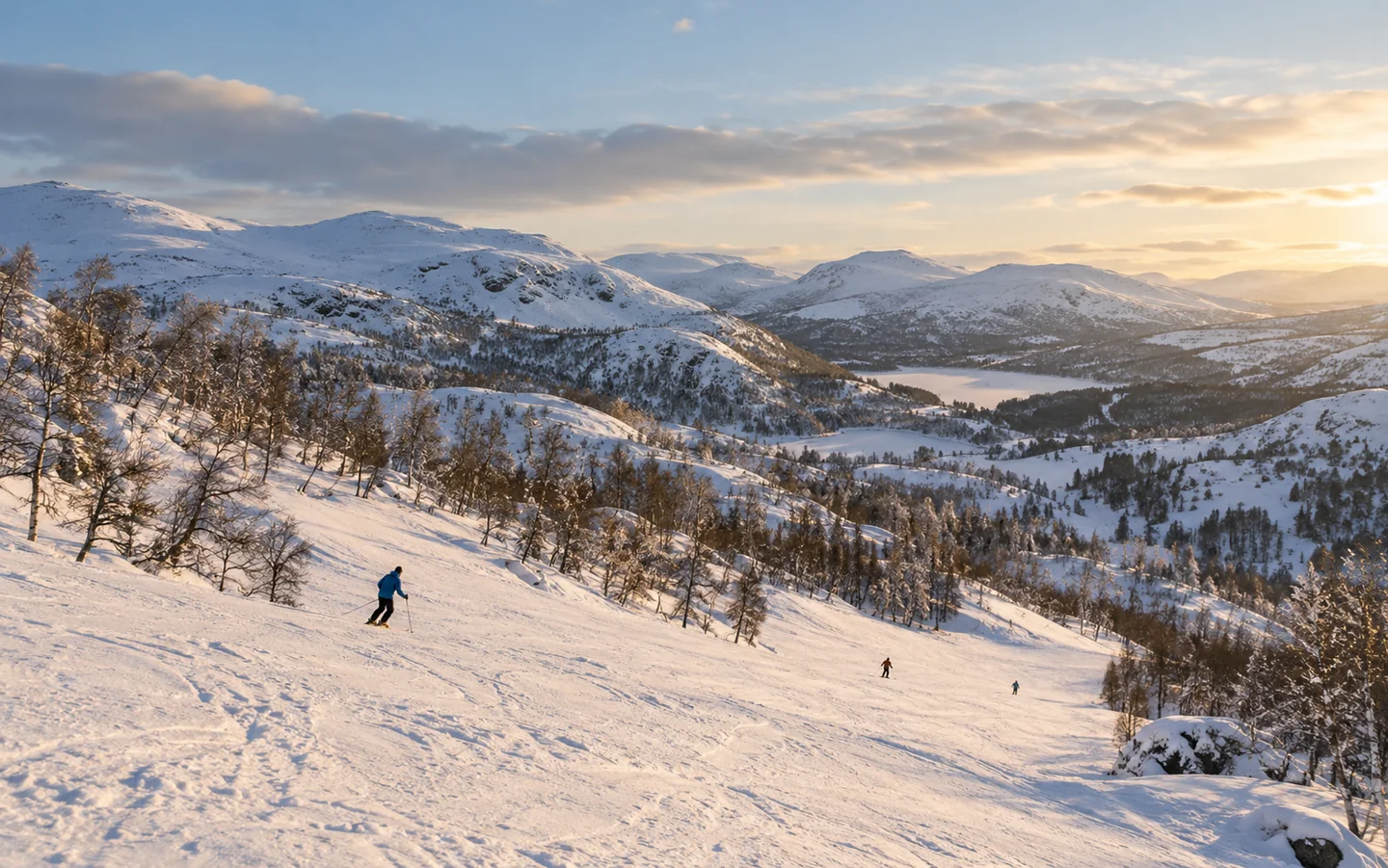 Illustrasjon: En åpen skibakke i et avrundet fjellandskap